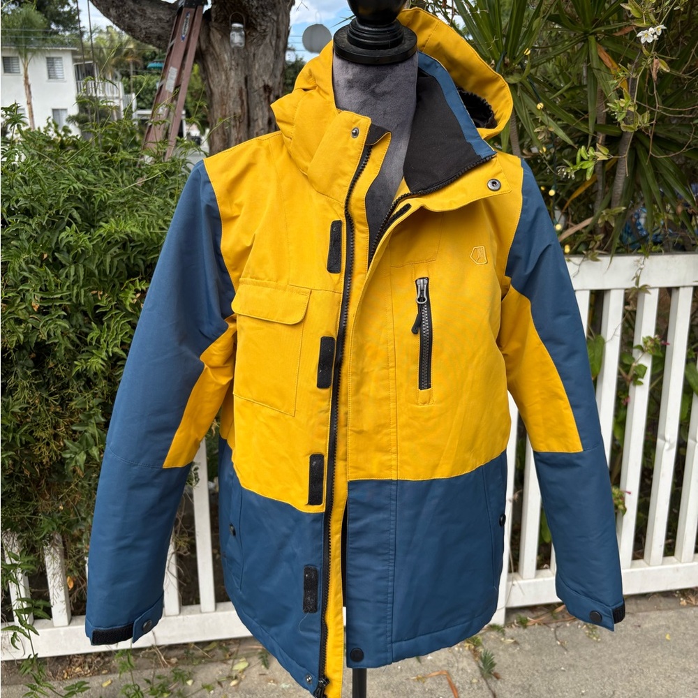 Liquid Ski/ Snowboard/ Snow Jacket, Insulated, Detachable Hood, Size Large